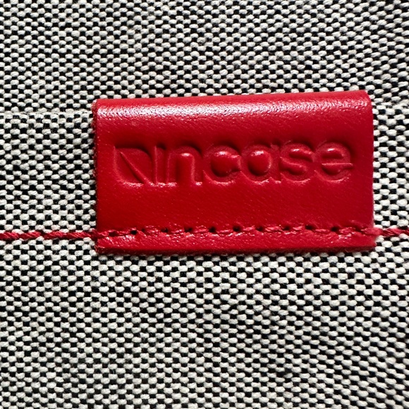 incase Terra Collection Sleeve Cream White and Fiery Red - Picture 2 of 13